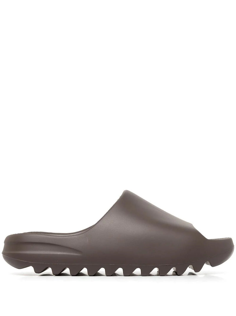 Chinelo Adidas Yeezy Slides 'Soot' 2021