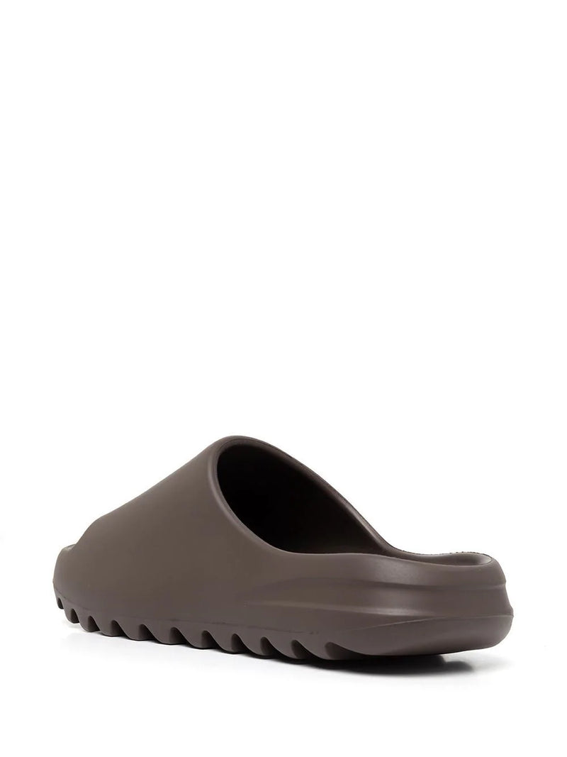 Chinelo Adidas Yeezy Slides 'Soot' 2021